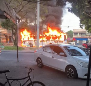 Rio tem maior ataque à ônibus da história, com 37 incendiados, além de 1 trem, em vingança à morte de miliciano na Zona Oeste