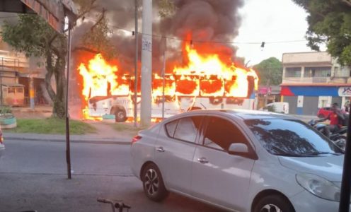 Rio tem maior ataque à ônibus da história, com 37 incendiados, além de 1 trem, em vingança à morte de miliciano na Zona Oeste