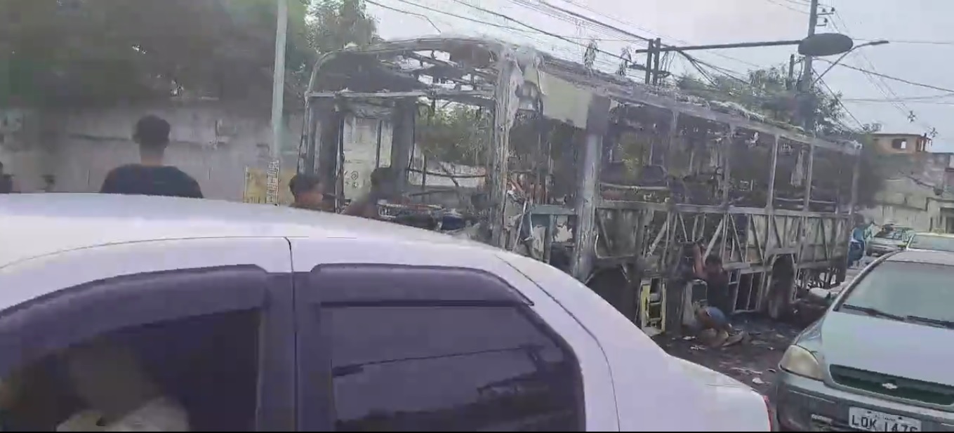 Ônibus da Santo Antônio é incendiado após confronto na Vila Rosário, em Caxias, neste domingo, 26