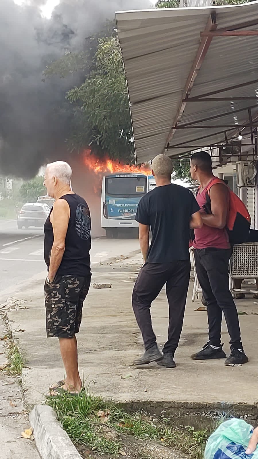 Ônibus da Ponte Coberta é incendiado por criminosos em Nova Iguaçu
