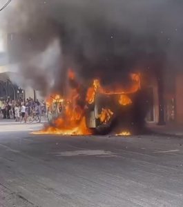 Ônibus da Iluminada pega fogo na Rodoviária de Piabetá, em Magé, nesta segunda (13)