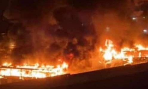 Dois ônibus são incendiados em tentativa de invasão na Pavuna na noite desta quinta, 15