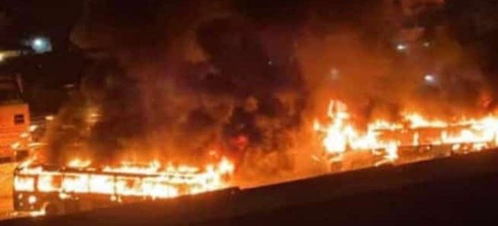 Dois ônibus são incendiados em tentativa de invasão na Pavuna na noite desta quinta, 15