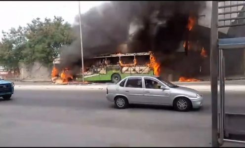 Ônibus da Santo Antônio é incendiado na Vila Rosário, em Caxias, neste sábado, 21