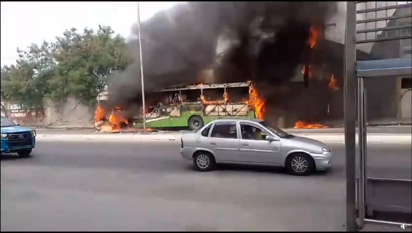 Ônibus da Santo Antônio é incendiado na Vila Rosário, em Caxias, neste sábado, 21