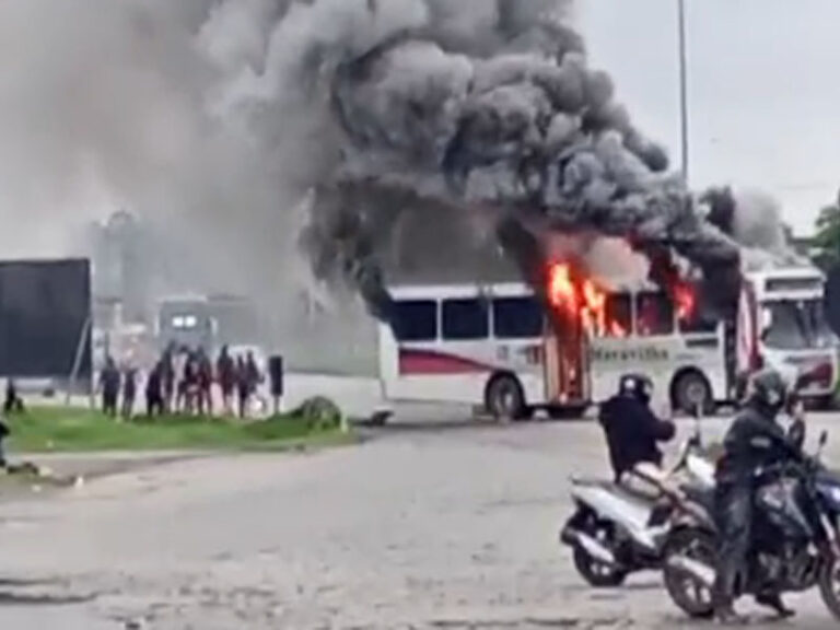 Ônibus da Maravilha é incendiado em protesto na BR-101, em Itaboraí