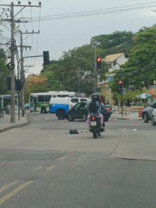 Dezesseis linhas são afetadas por operação policial no Quitungo, em Brás de Pina, nesta sexta-feira, 10