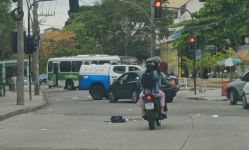 Dezesseis linhas são afetadas por operação policial no Quitungo, em Brás de Pina, nesta sexta-feira, 10