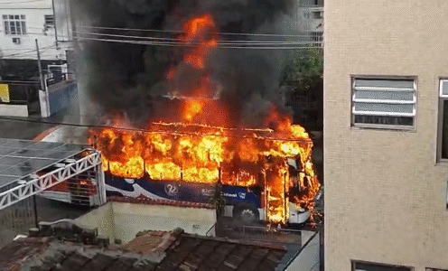 Ônibus da Ideal pega fogo na Ilha do Governador nesta quinta-feira, 04
