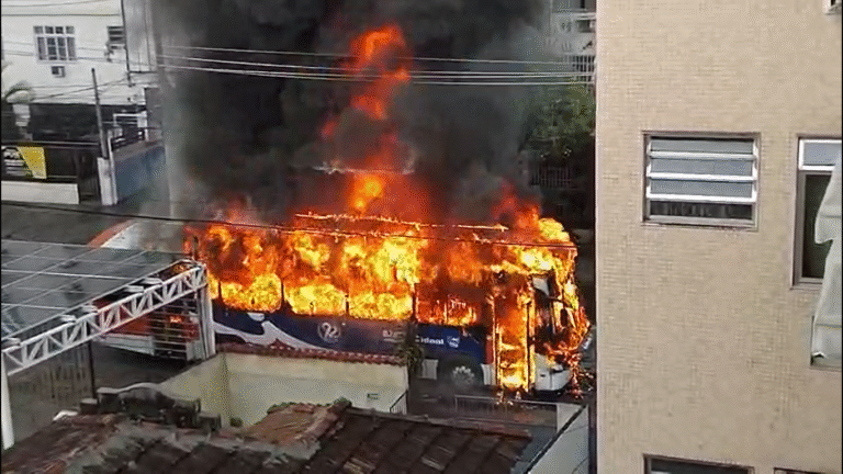 Ônibus da Ideal pega fogo na Ilha do Governador nesta quinta-feira, 04