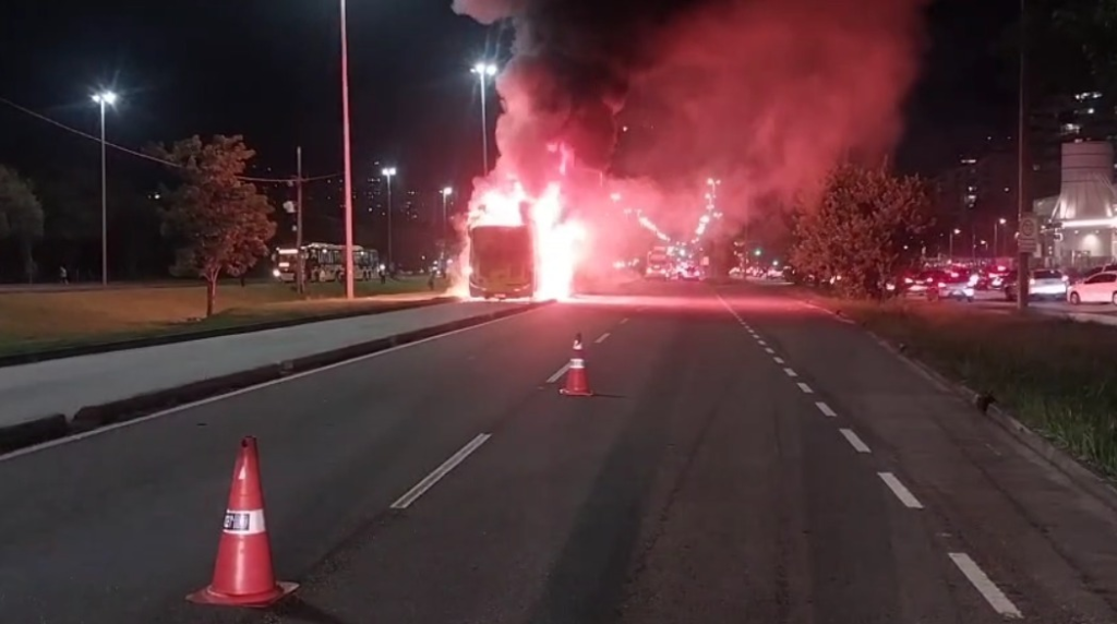 Ônibus articulado da Mobi Rio pega fogo na Barra da Tijuca nesta segunda, 23